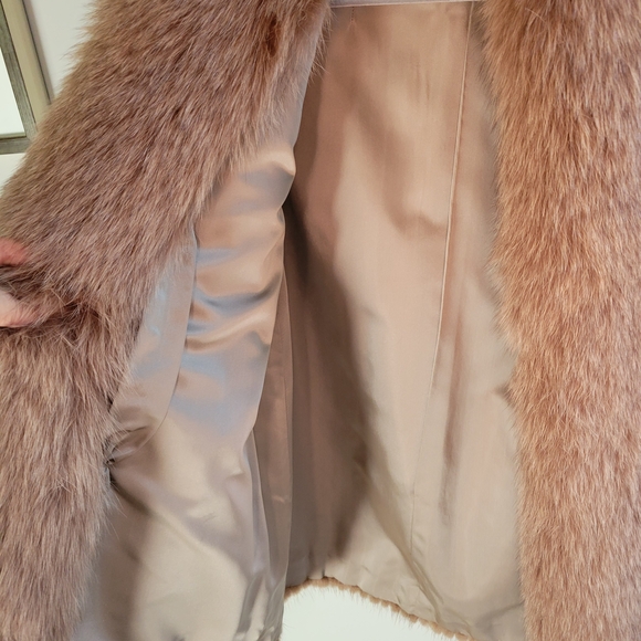 Luxurious Tan Fur Coat - Picture 5 of 8